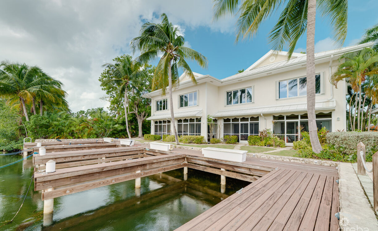 THE MOORINGS, STUNNING CANAL FRONT TOWNHOME, 3 BED 3.5 BATHROOM WITH GORGEOUS VIEWS OF THE CANAL