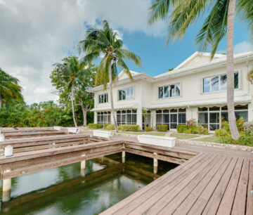 THE MOORINGS, STUNNING CANAL FRONT TOWNHOME, 3 BED 3.5 BATHROOM WITH GORGEOUS VIEWS OF THE CANAL