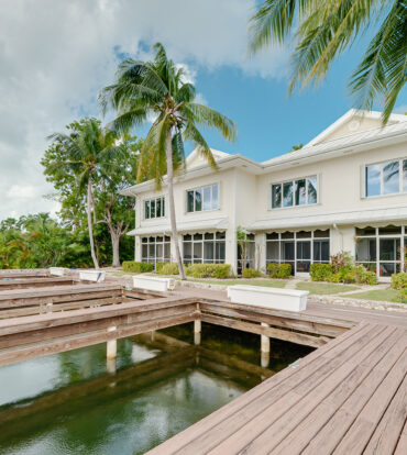 THE MOORINGS, STUNNING CANAL FRONT TOWNHOME, 3 BED 3.5 BATHROOM WITH GORGEOUS VIEWS OF THE CANAL