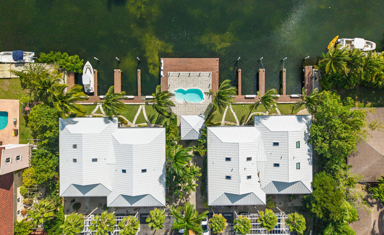 THE MOORINGS, STUNNING CANAL FRONT TOWNHOME, 3 BED 3.5 BATHROOM WITH GORGEOUS VIEWS OF THE CANAL