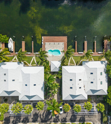 THE MOORINGS, STUNNING CANAL FRONT TOWNHOME, 3 BED 3.5 BATHROOM WITH GORGEOUS VIEWS OF THE CANAL