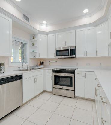 THE MOORINGS, STUNNING CANAL FRONT TOWNHOME, 3 BED 3.5 BATHROOM WITH GORGEOUS VIEWS OF THE CANAL