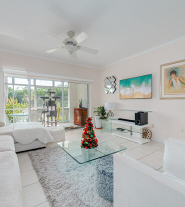 THE MOORINGS, STUNNING CANAL FRONT TOWNHOME, 3 BED 3.5 BATHROOM WITH GORGEOUS VIEWS OF THE CANAL