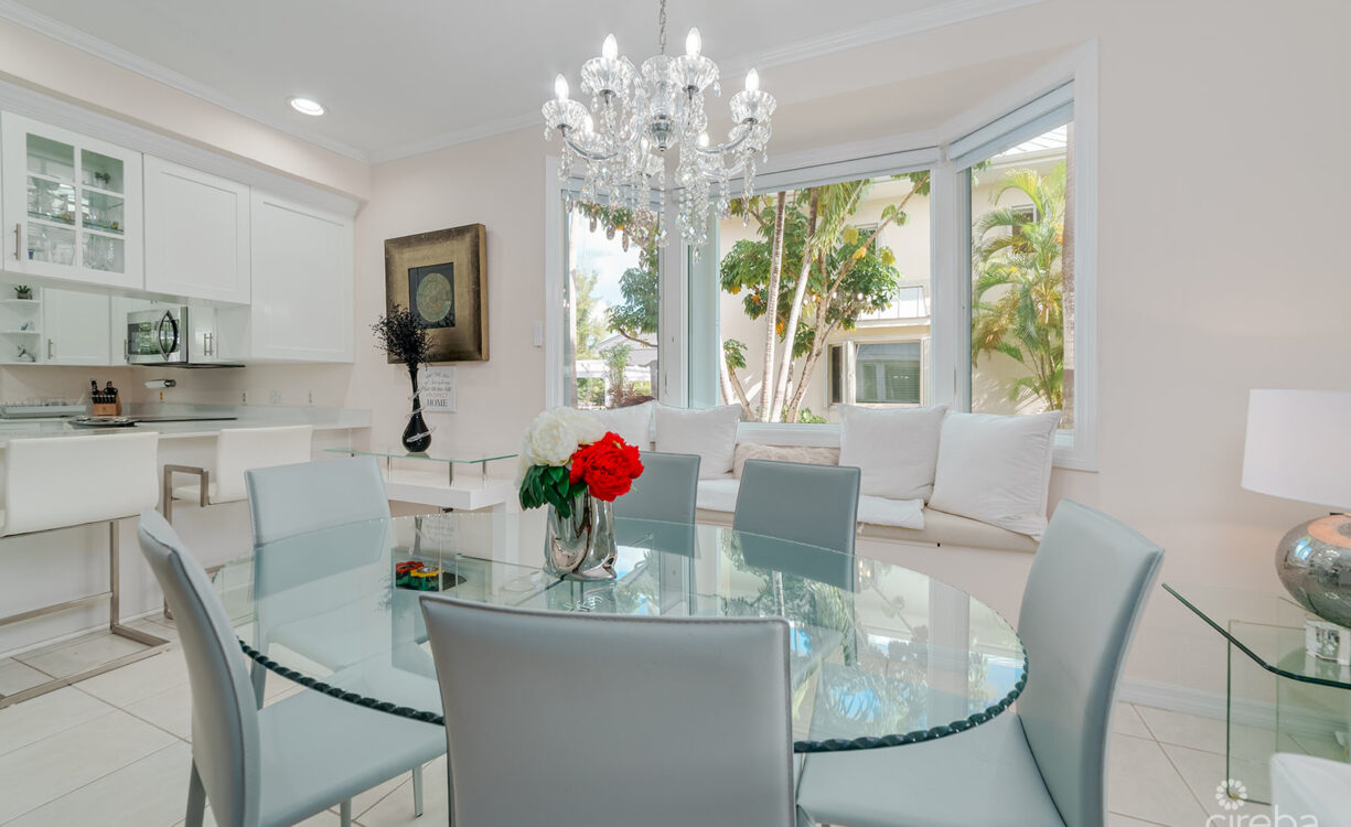 THE MOORINGS, STUNNING CANAL FRONT TOWNHOME, 3 BED 3.5 BATHROOM WITH GORGEOUS VIEWS OF THE CANAL