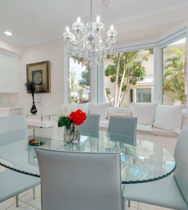THE MOORINGS, STUNNING CANAL FRONT TOWNHOME, 3 BED 3.5 BATHROOM WITH GORGEOUS VIEWS OF THE CANAL