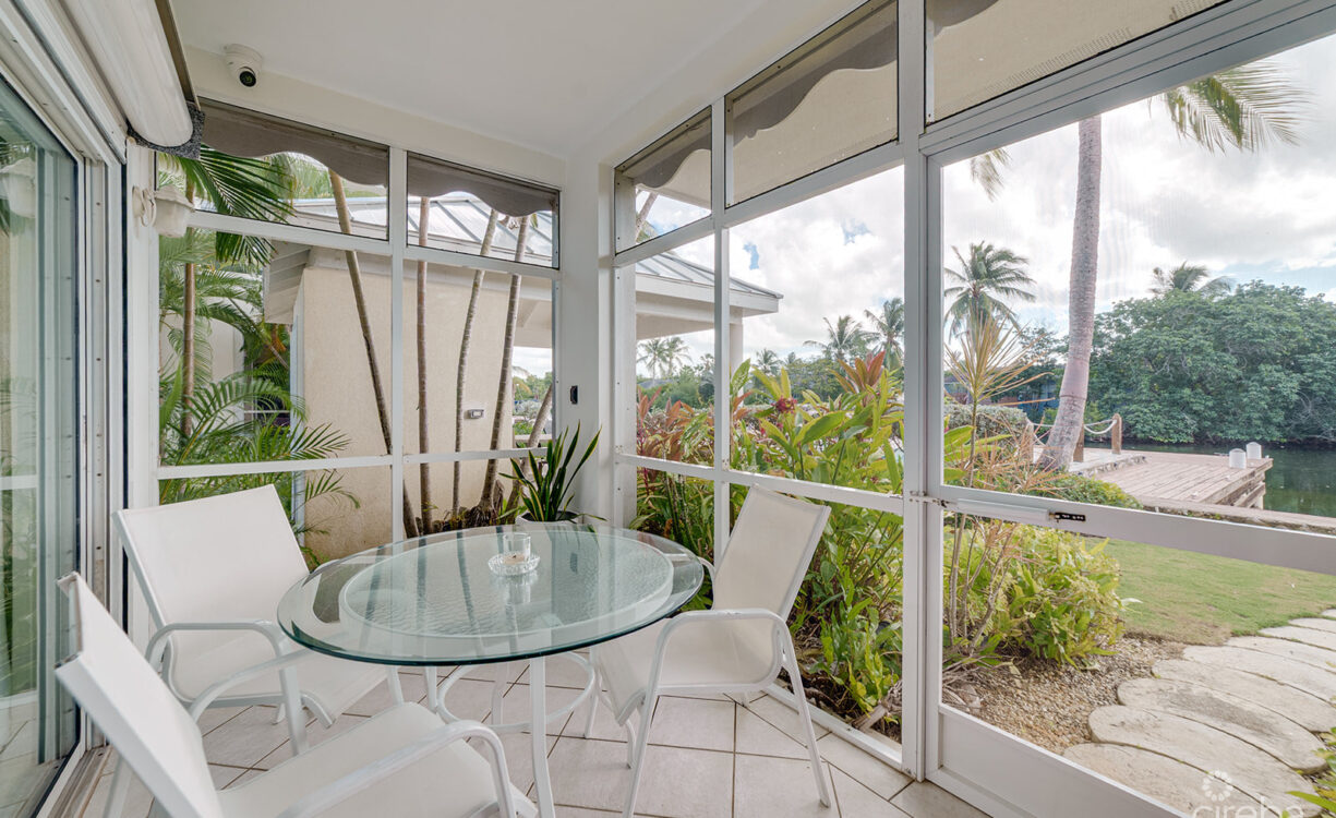 THE MOORINGS, STUNNING CANAL FRONT TOWNHOME, 3 BED 3.5 BATHROOM WITH GORGEOUS VIEWS OF THE CANAL