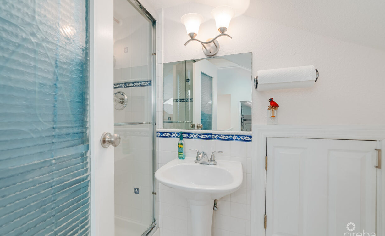 THE MOORINGS, STUNNING CANAL FRONT TOWNHOME, 3 BED 3.5 BATHROOM WITH GORGEOUS VIEWS OF THE CANAL