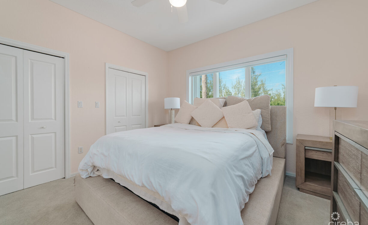 THE MOORINGS, STUNNING CANAL FRONT TOWNHOME, 3 BED 3.5 BATHROOM WITH GORGEOUS VIEWS OF THE CANAL