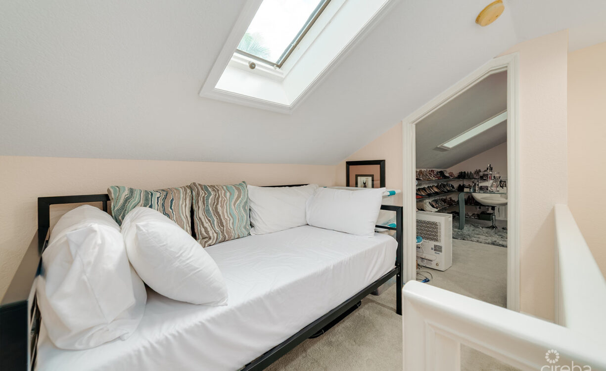 THE MOORINGS, STUNNING CANAL FRONT TOWNHOME, 3 BED 3.5 BATHROOM WITH GORGEOUS VIEWS OF THE CANAL