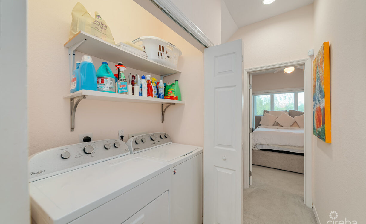 THE MOORINGS, STUNNING CANAL FRONT TOWNHOME, 3 BED 3.5 BATHROOM WITH GORGEOUS VIEWS OF THE CANAL