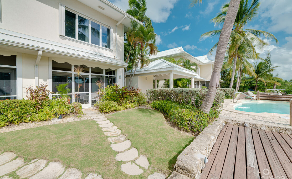 THE MOORINGS, STUNNING CANAL FRONT TOWNHOME, 3 BED 3.5 BATHROOM WITH GORGEOUS VIEWS OF THE CANAL