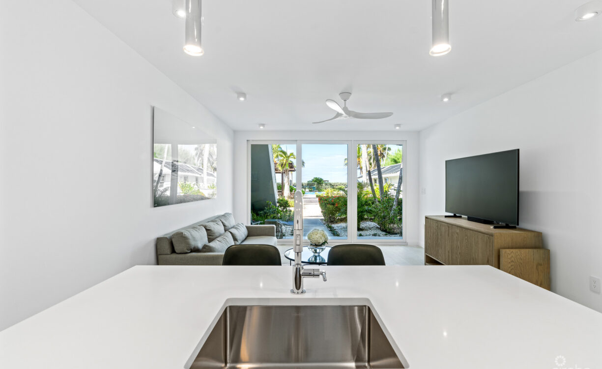 BEACH FRONT CONDO - ISLAND PINE VILLAS - RENOVATED