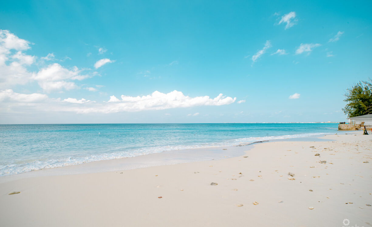 BEACH FRONT CONDO - ISLAND PINE VILLAS - RENOVATED