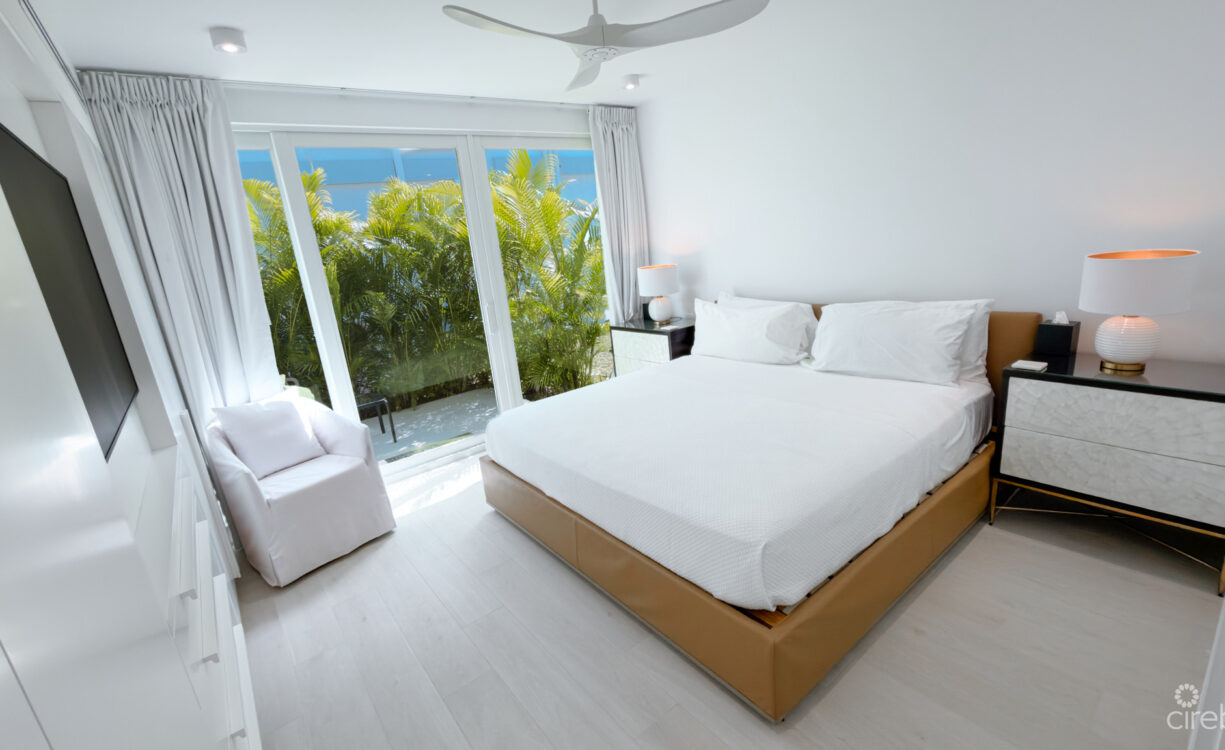 BEACHFRONT CONDO ISLAND PINE VILLAS
