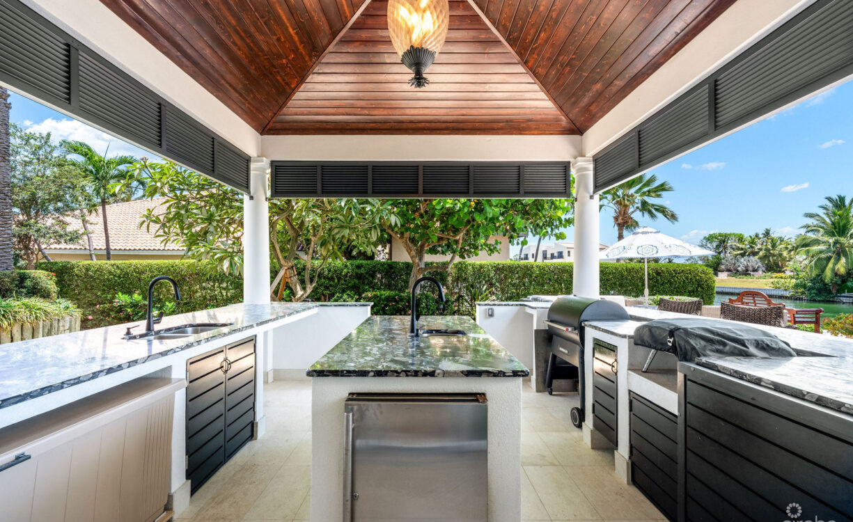 PINEAPPLE HOUSE