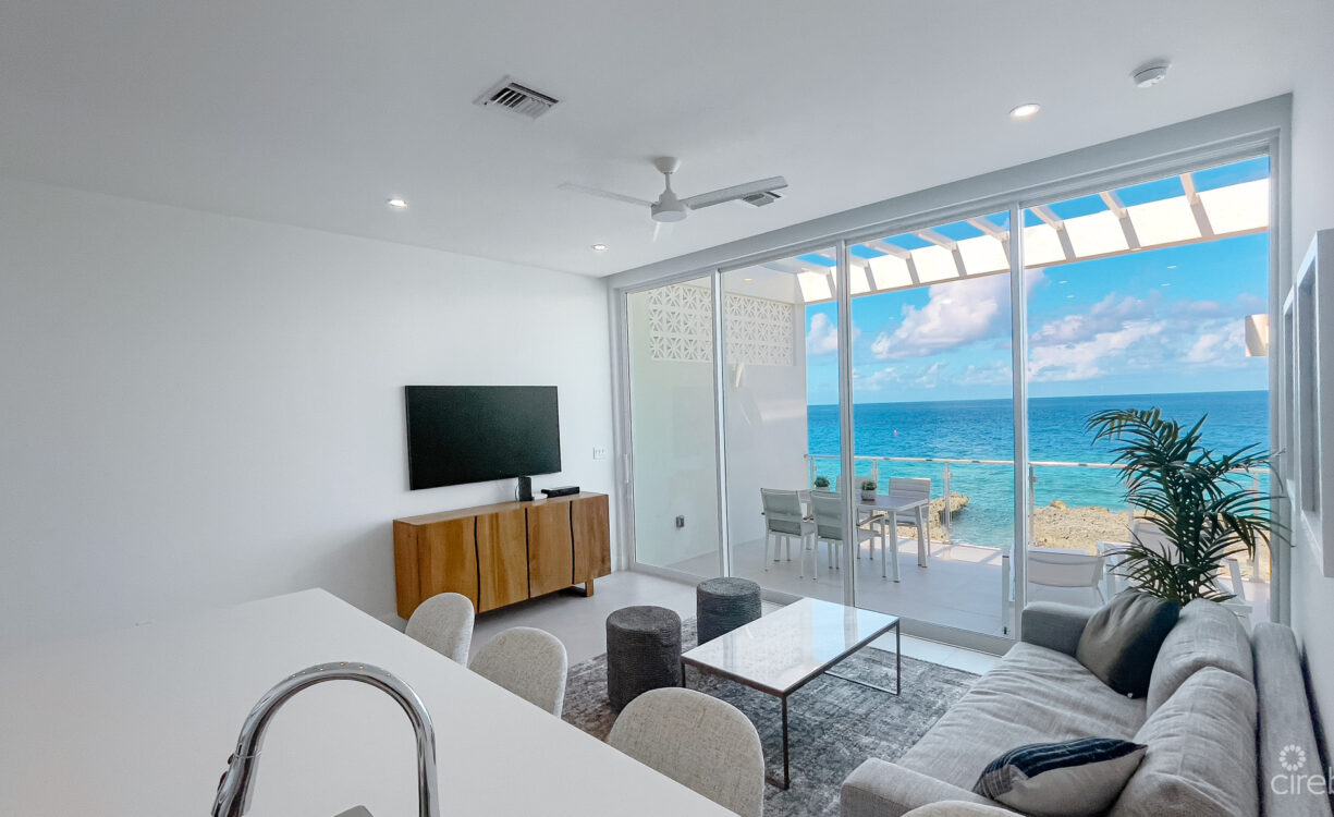 SUNSET POINT TOP FLOOR OCEANFRONT