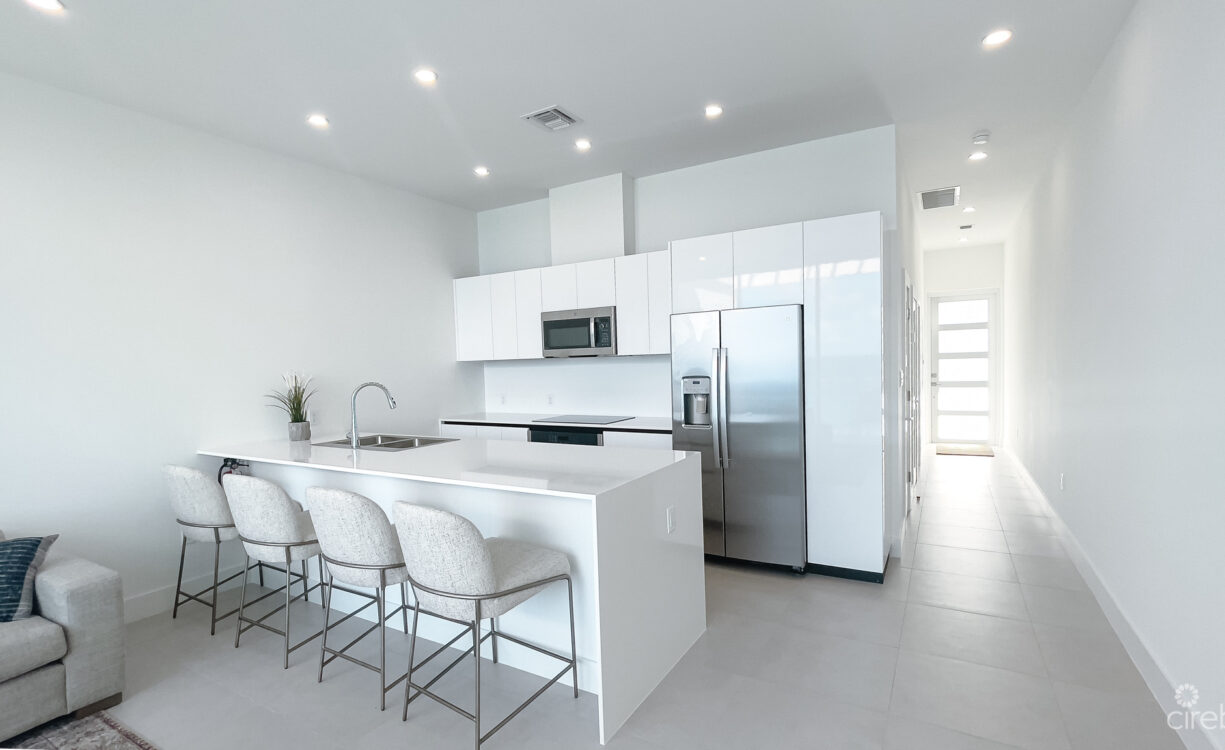 SUNSET POINT TOP FLOOR OCEANFRONT