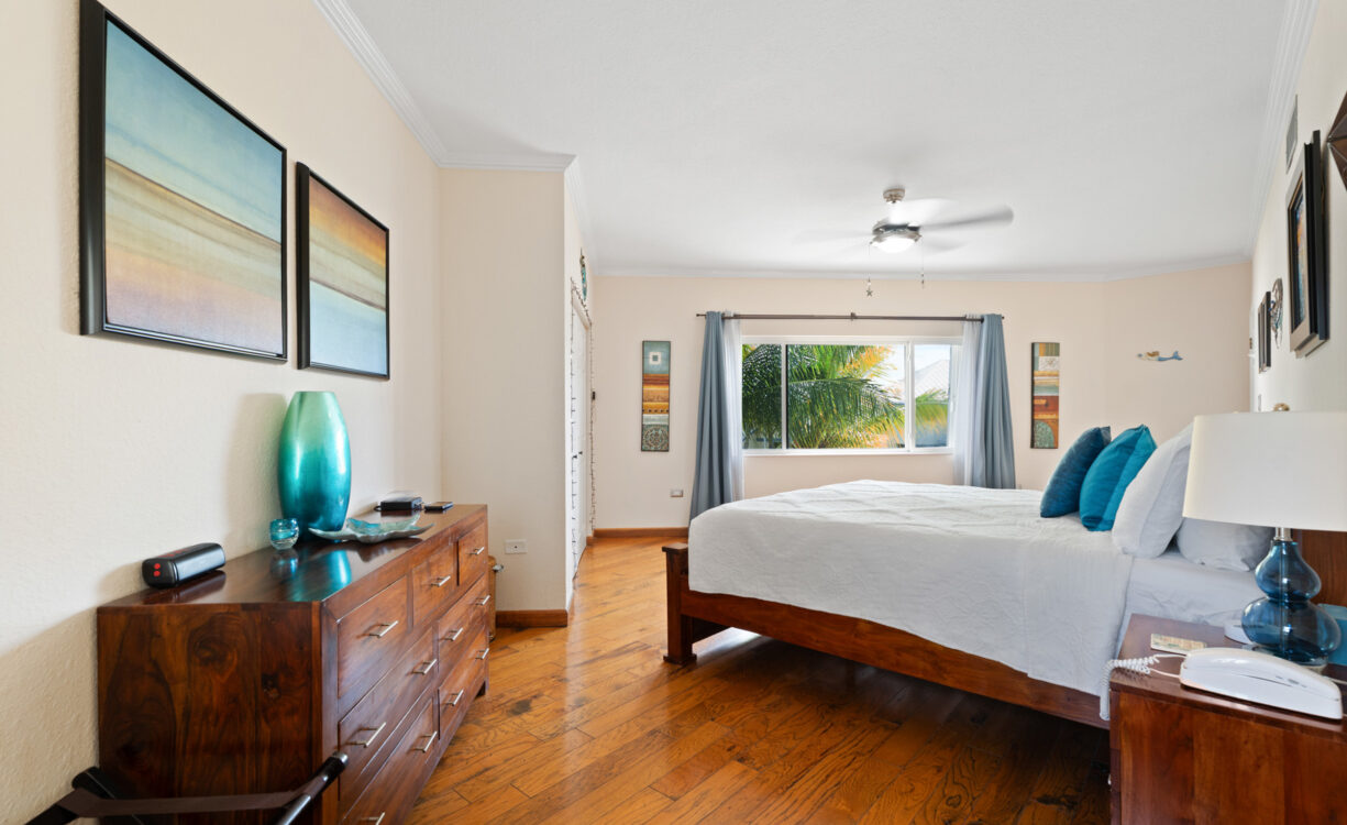 THE RETREAT 12, RUM POINT CONDO WITH BEACH VIEW