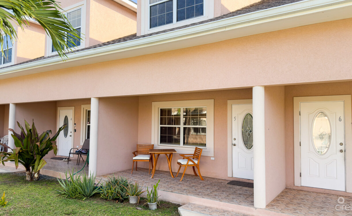 CREST PALMS TOWNHOUSE