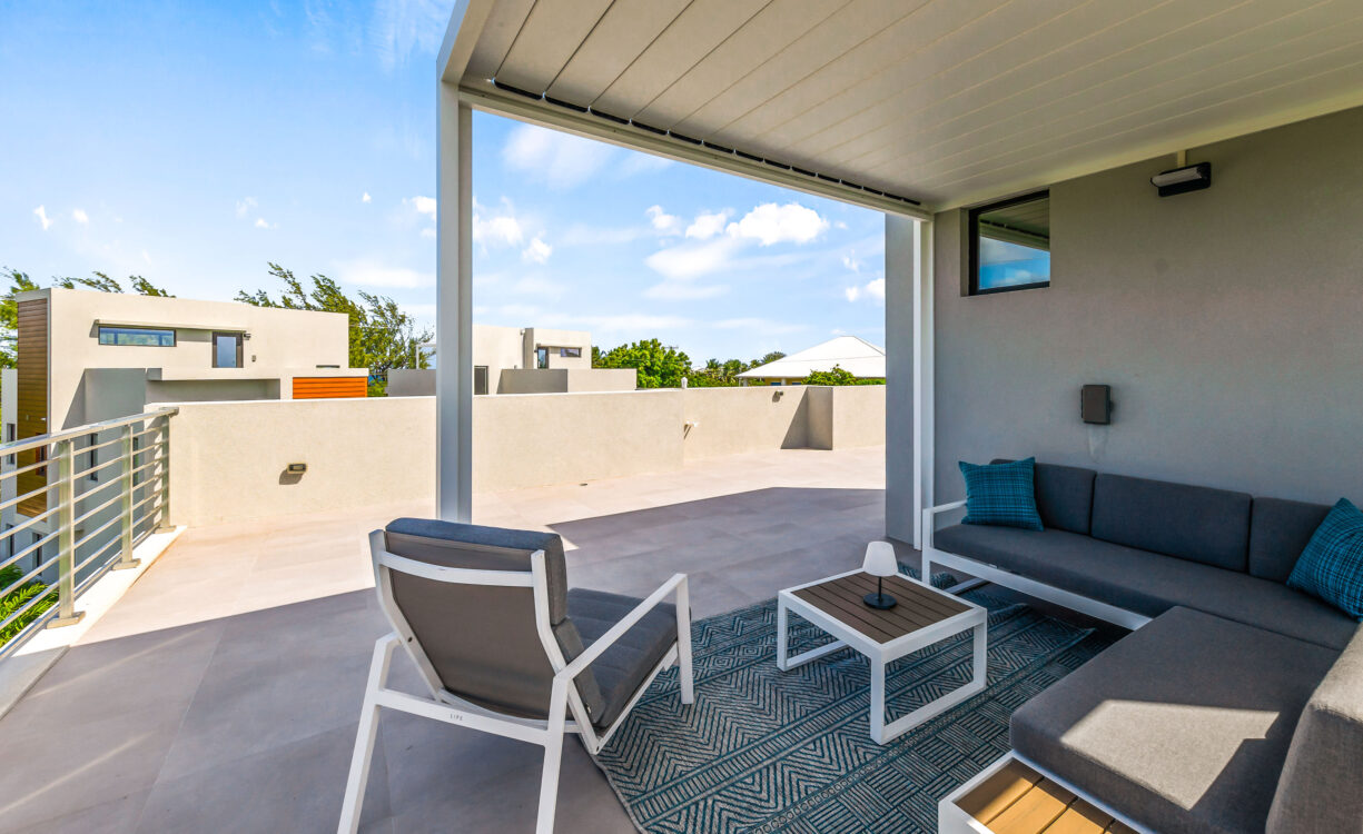 BLUE PALMS 3, WEST BAY END UNIT
