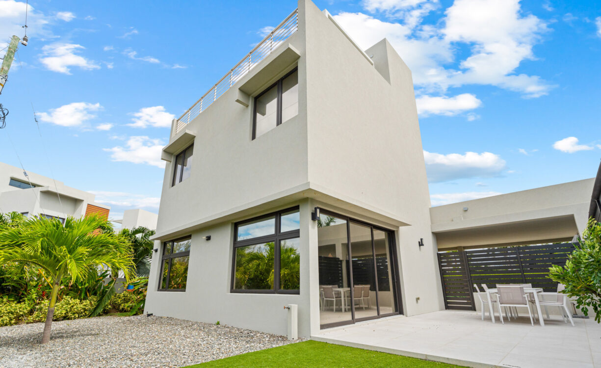 BLUE PALMS 3, WEST BAY END UNIT