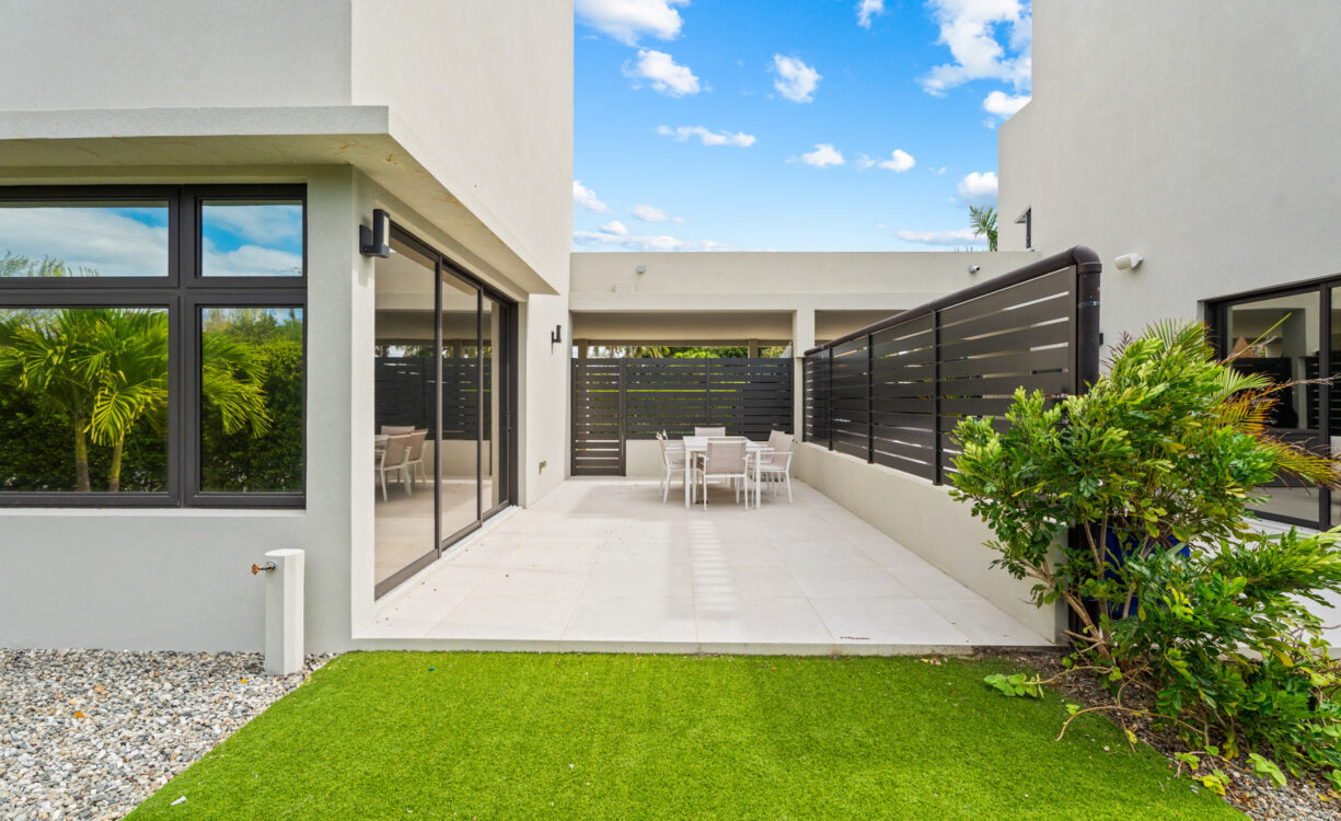 BLUE PALMS 3, WEST BAY END UNIT