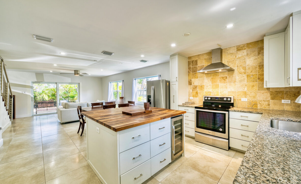 GLEN EDEN RENOVATED 2 BED END UNIT WITH ENCLOSED YARD