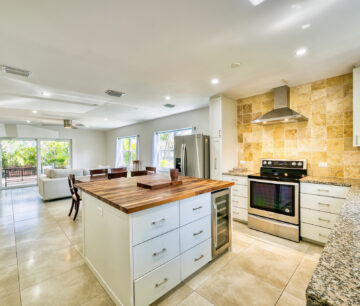 GLEN EDEN RENOVATED 2 BED END UNIT WITH ENCLOSED YARD