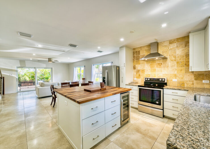 GLEN EDEN RENOVATED 2 BED END UNIT WITH ENCLOSED YARD