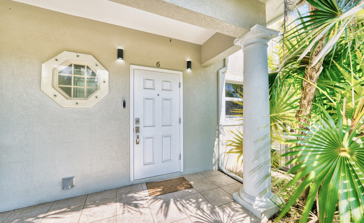 GLEN EDEN RENOVATED 2 BED END UNIT WITH ENCLOSED YARD
