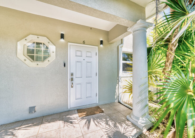 GLEN EDEN RENOVATED 2 BED END UNIT WITH ENCLOSED YARD