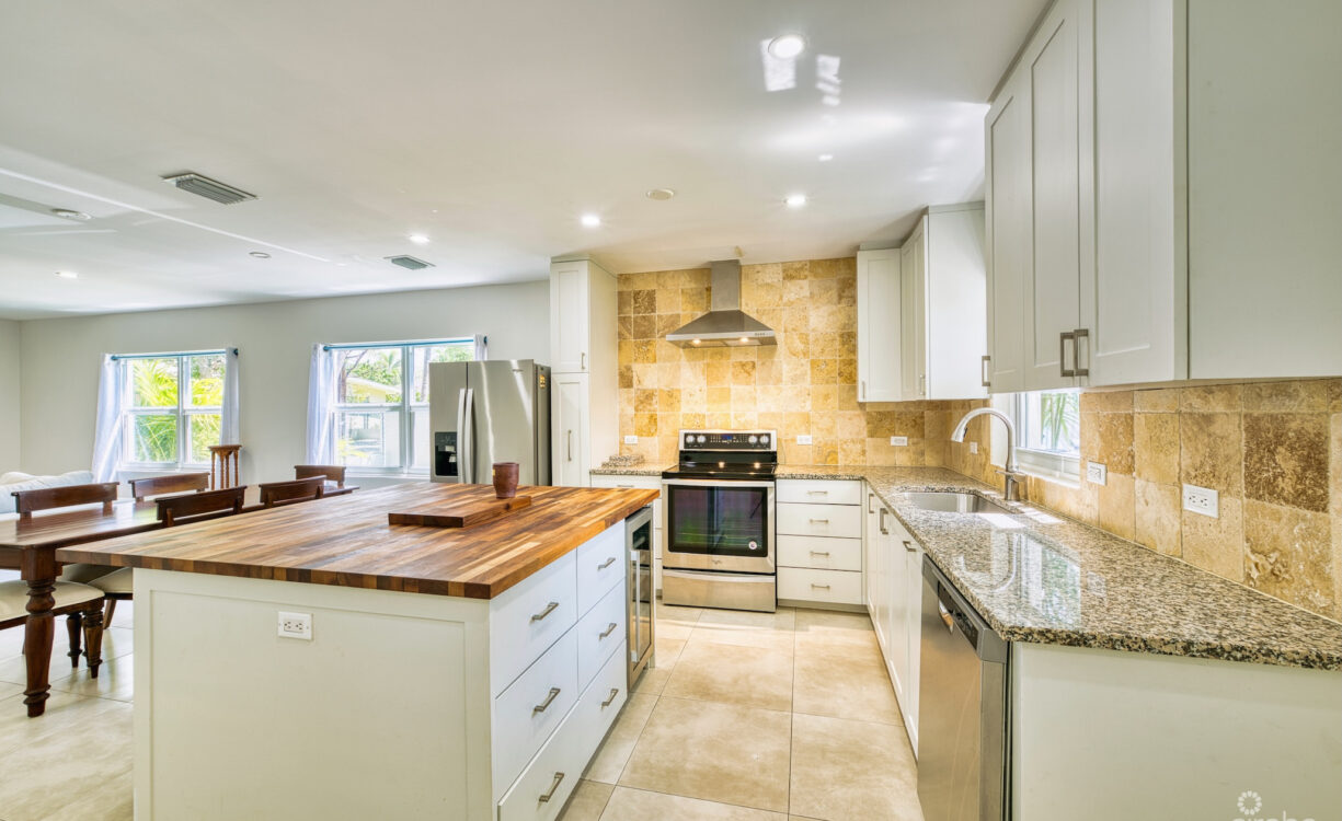 GLEN EDEN RENOVATED 2 BED END UNIT WITH ENCLOSED YARD
