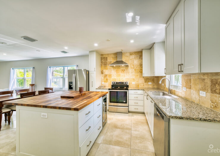 GLEN EDEN RENOVATED 2 BED END UNIT WITH ENCLOSED YARD