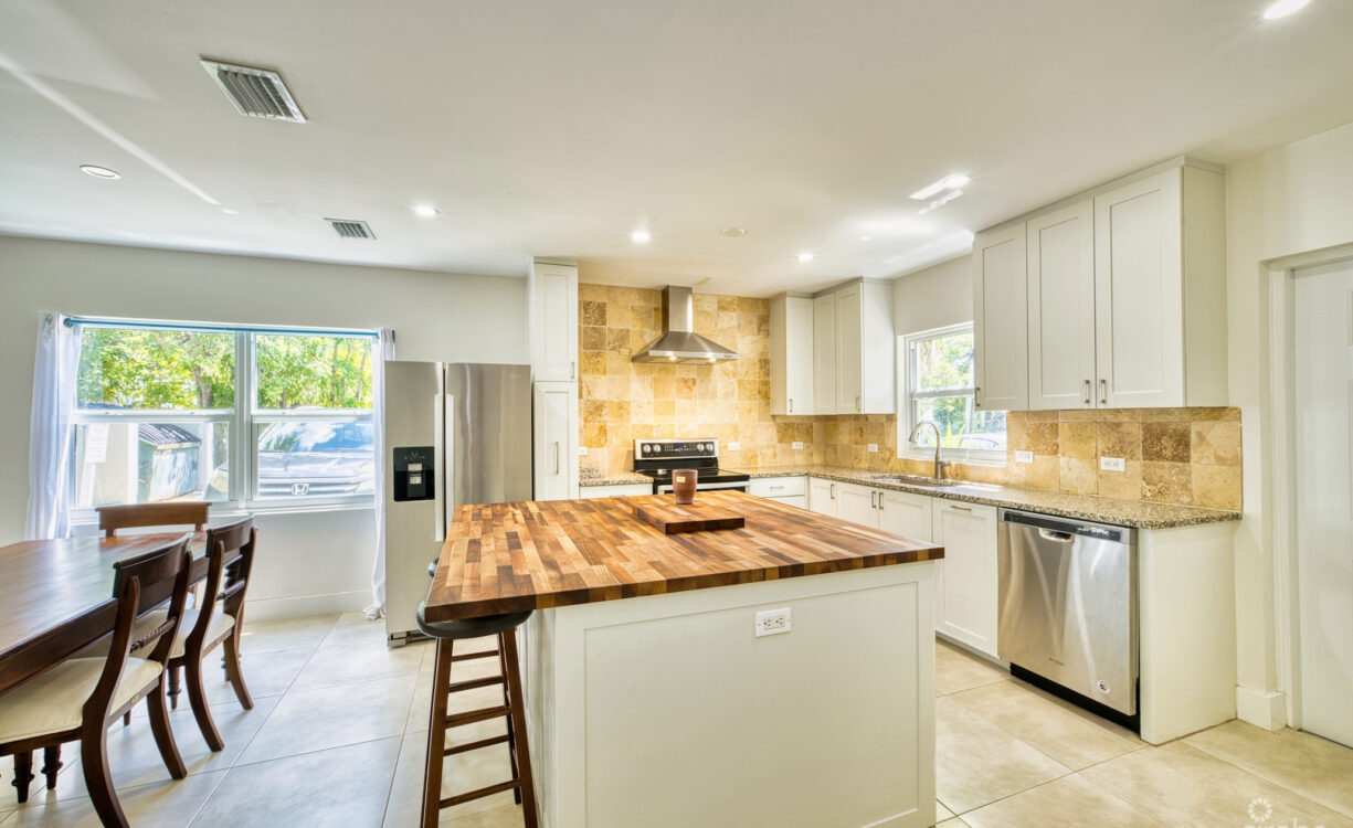 GLEN EDEN RENOVATED 2 BED END UNIT WITH ENCLOSED YARD