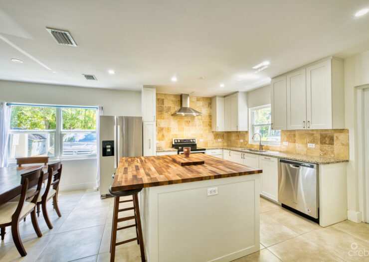 GLEN EDEN RENOVATED 2 BED END UNIT WITH ENCLOSED YARD