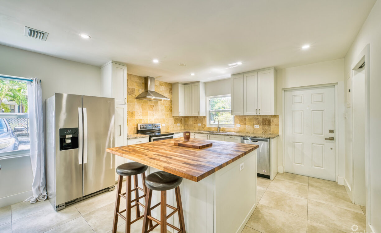 GLEN EDEN RENOVATED 2 BED END UNIT WITH ENCLOSED YARD