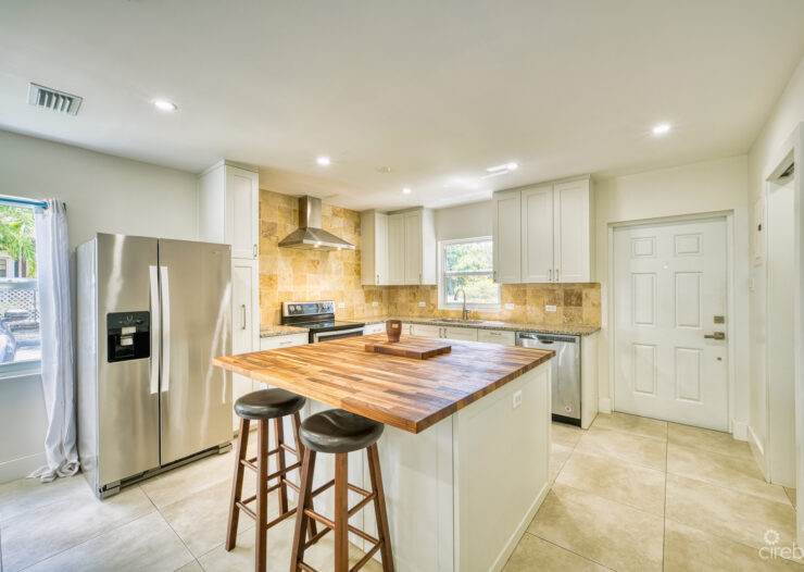 GLEN EDEN RENOVATED 2 BED END UNIT WITH ENCLOSED YARD