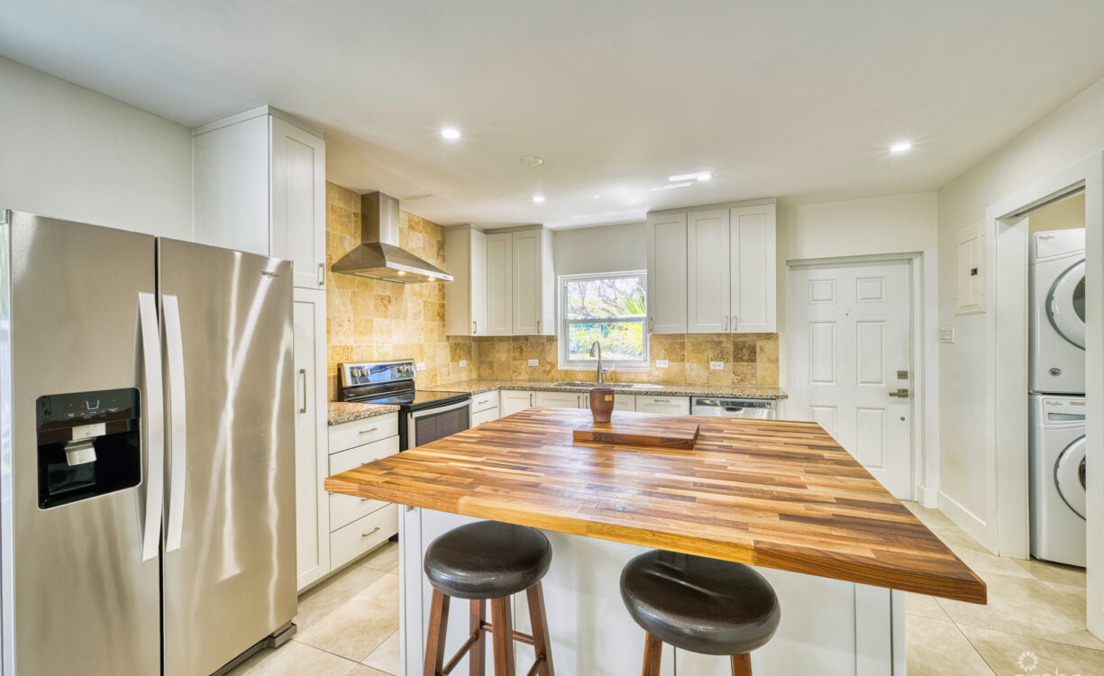 GLEN EDEN RENOVATED 2 BED END UNIT WITH ENCLOSED YARD