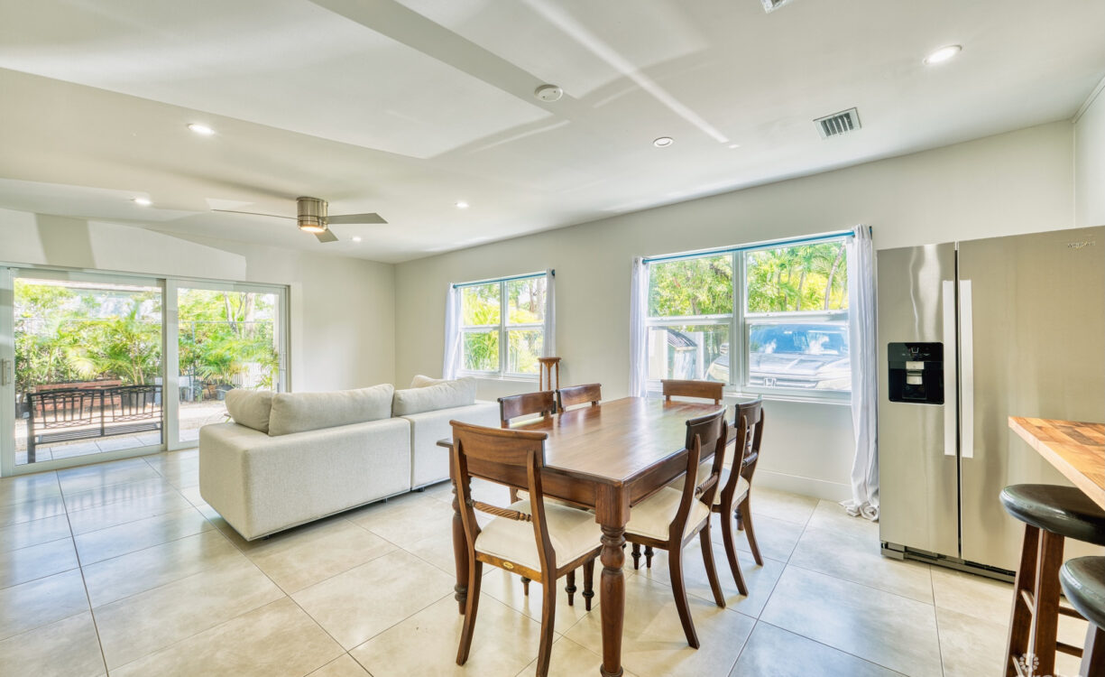 GLEN EDEN RENOVATED 2 BED END UNIT WITH ENCLOSED YARD