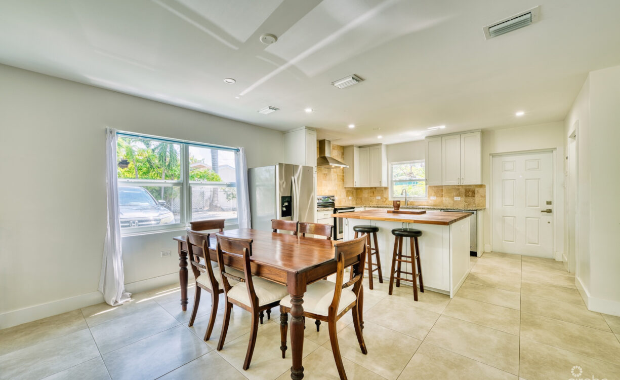 GLEN EDEN RENOVATED 2 BED END UNIT WITH ENCLOSED YARD