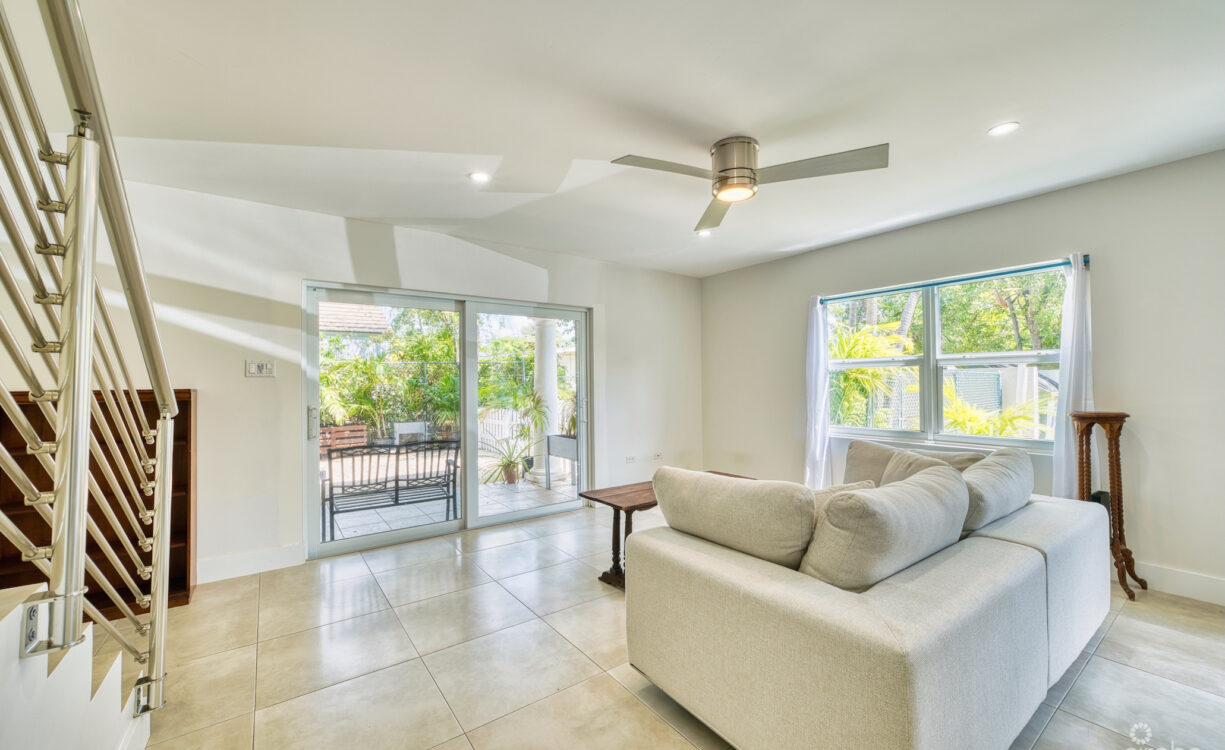 GLEN EDEN RENOVATED 2 BED END UNIT WITH ENCLOSED YARD