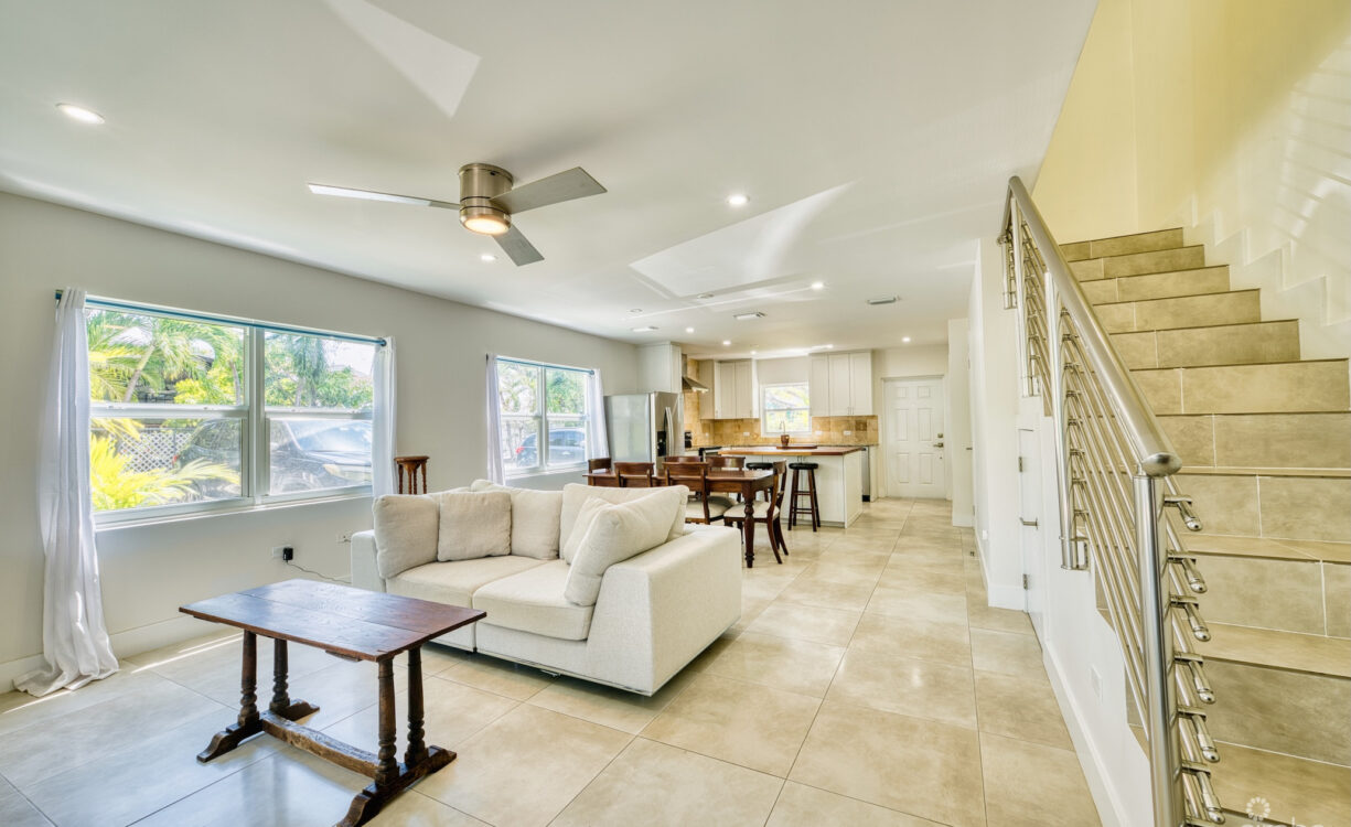 GLEN EDEN RENOVATED 2 BED END UNIT WITH ENCLOSED YARD
