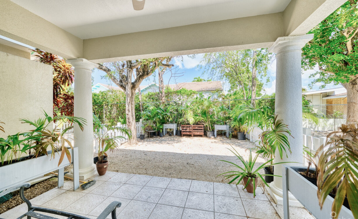 GLEN EDEN RENOVATED 2 BED END UNIT WITH ENCLOSED YARD