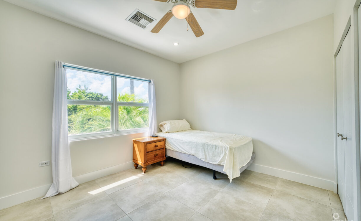 GLEN EDEN RENOVATED 2 BED END UNIT WITH ENCLOSED YARD