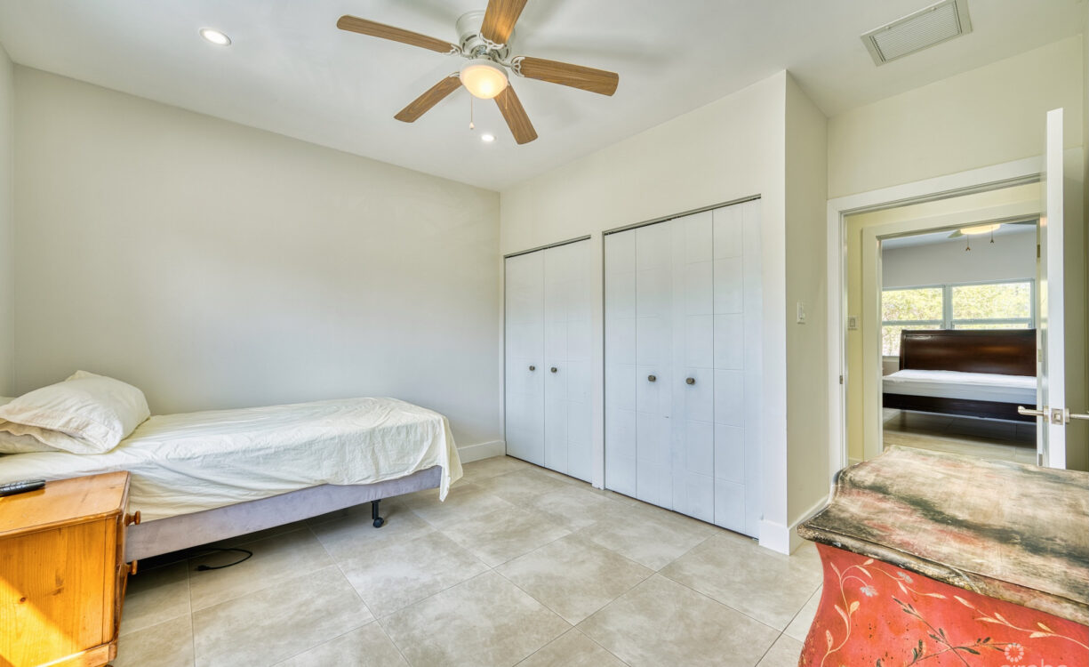 GLEN EDEN RENOVATED 2 BED END UNIT WITH ENCLOSED YARD