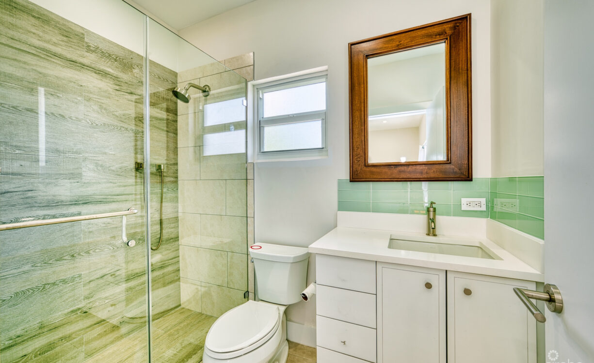 GLEN EDEN RENOVATED 2 BED END UNIT WITH ENCLOSED YARD