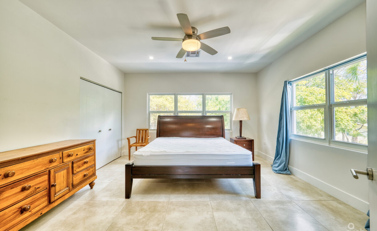 GLEN EDEN RENOVATED 2 BED END UNIT WITH ENCLOSED YARD