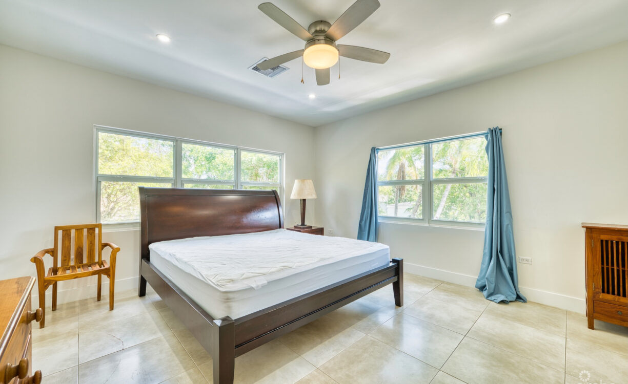 GLEN EDEN RENOVATED 2 BED END UNIT WITH ENCLOSED YARD