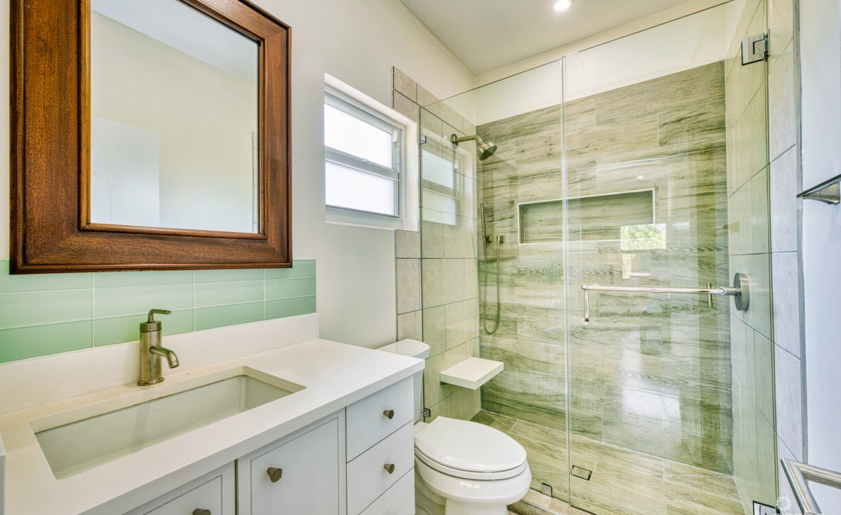 GLEN EDEN RENOVATED 2 BED END UNIT WITH ENCLOSED YARD