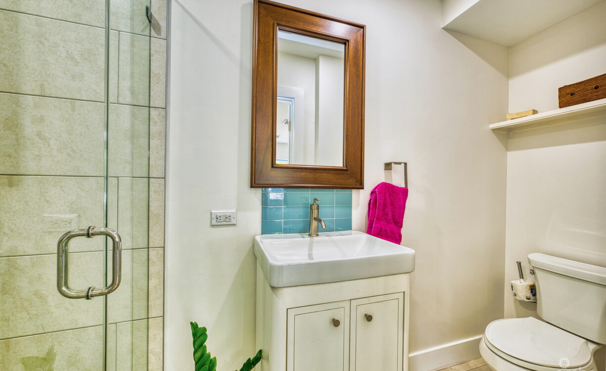GLEN EDEN RENOVATED 2 BED END UNIT WITH ENCLOSED YARD